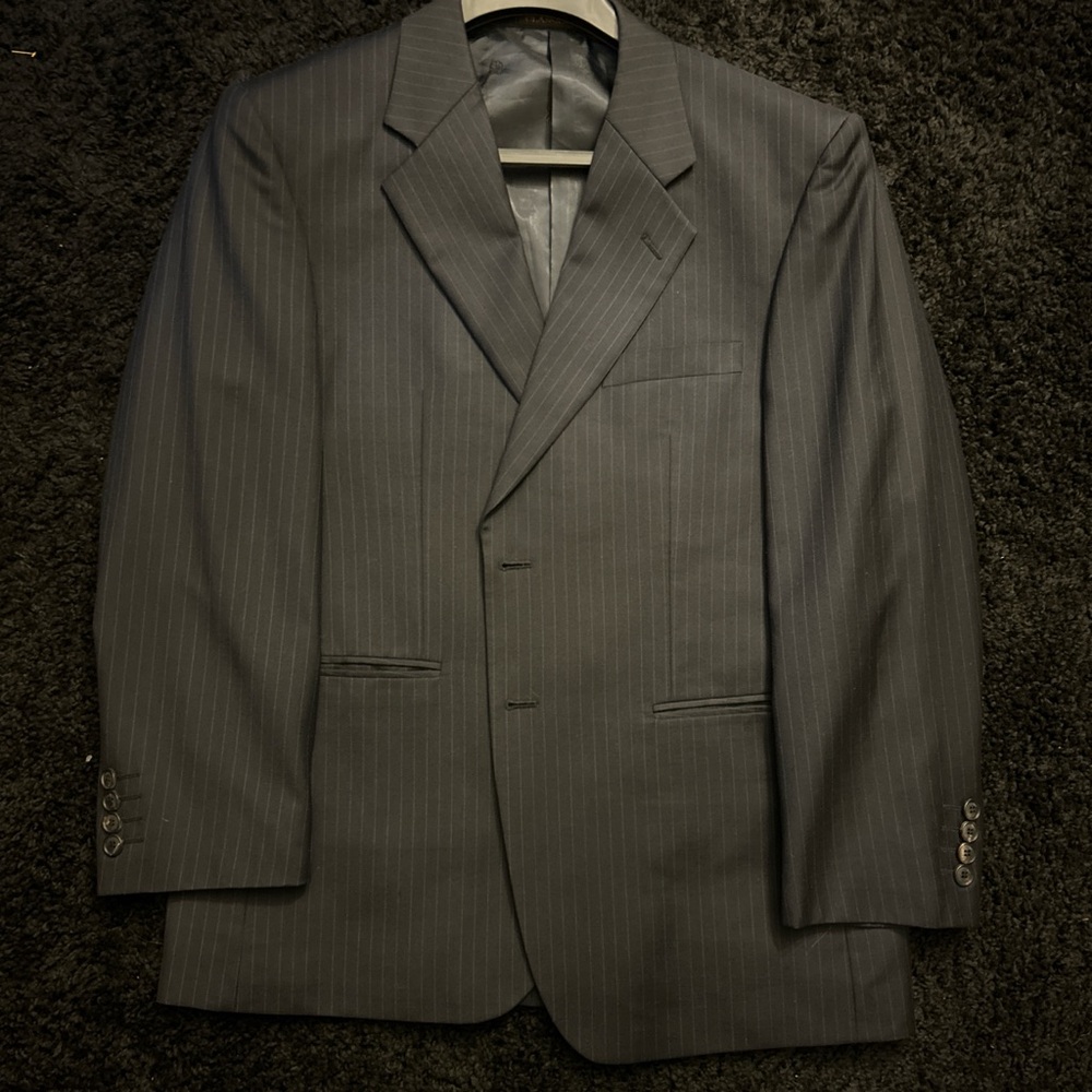 Different Suits - Picture 7 of 10